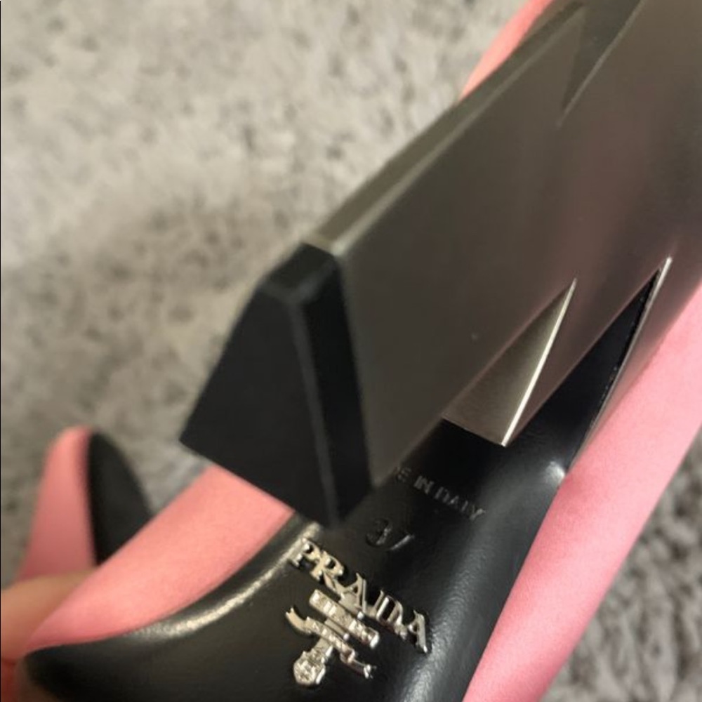 Silky Smooth beautiful NIB Prada heels - Picture 3 of 4